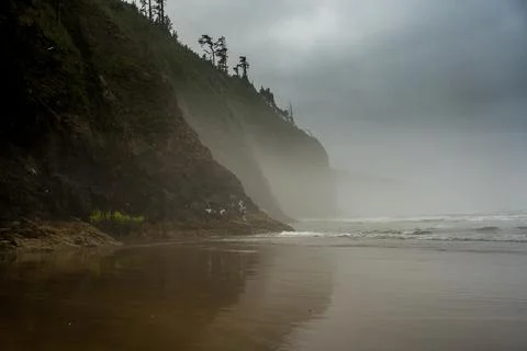 Clouds Obscure The Evening Light At The Cliffs Of Cape Lookout Fotos de archivo