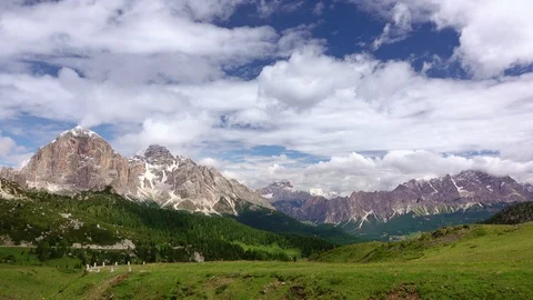 Clouds over an Alpine Valley. Time Lapse 動画素材 106453861