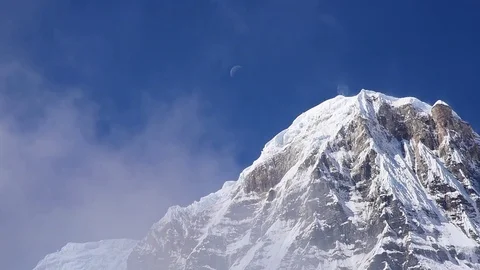 Clouds over Annapurna mountain with Moon in the background 스톡 동영상 72363269