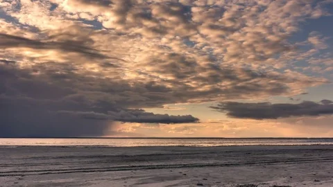 Clouds over Beach Landscape at Sunset. Vídeo Stock 73967023