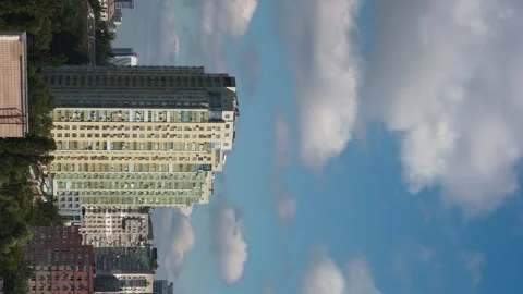 Clouds over the city on a clear sunny day, timelapse Video stock 249671489