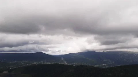 Clouds over the city in the mountains Vidéo 169774924