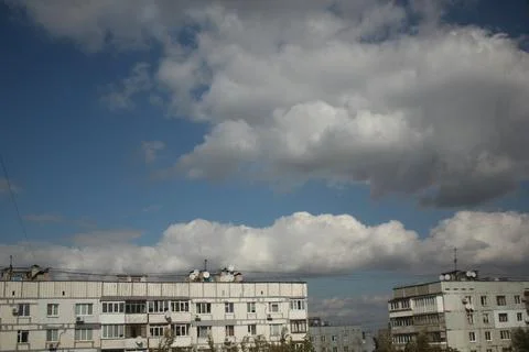 Clouds over the city Foto stock