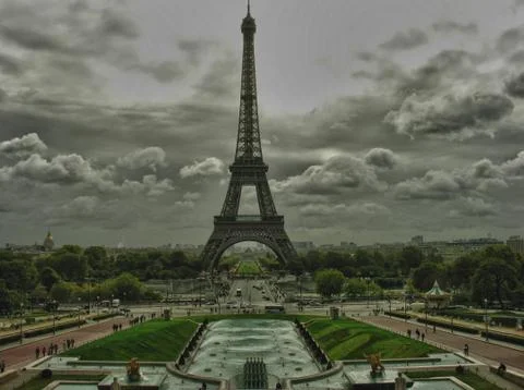 Clouds over Eiffel Tower in Paris Fotos Stock