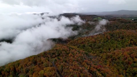 Clouds over fall colors in blue ridge and appalachian mountains near boone Vidéo 164281733