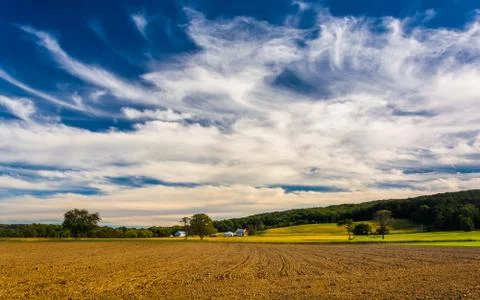 Clouds over farm fields and distant hills in rural york county, pennsylvania. Foto stock