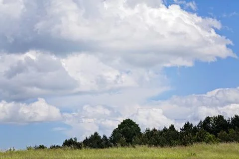 Clouds over the field 무료 스톡 사진