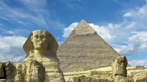 Clouds over great pyramid and sphinx in Egypt - zoom in timelapse Video stock 46512399