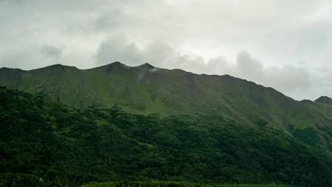 Clouds over a green mountain ridge in Alaska timelapse Video stock 348019481