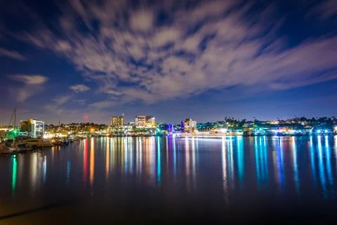Clouds over the harbor at night, seen from the Via Lido Bridge, in Newport Be Foto stock