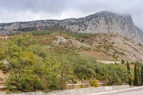 Clouds over high cliffs. Foto stock