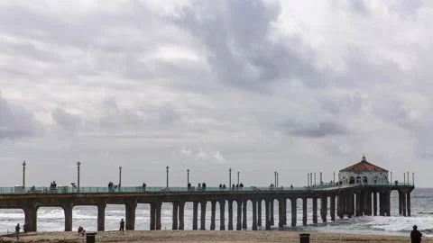 Clouds over the Manhattan Beach Pier 스톡 동영상 274868645