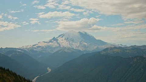 Clouds over the mountain, Mt rainier time lapse Video stock 115469064