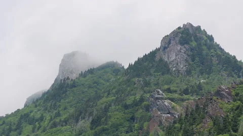 Clouds Over Mountain Peak Vidéo 53007811