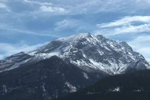Clouds over the mountain peak (Time Lapse) Stockbeeldmateriaal 280129