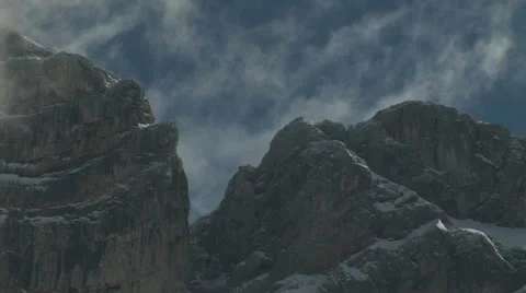 Clouds over mountain peaks Vídeo Stock 12736341