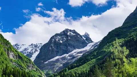 Clouds over the mountain time lapse Video stock 78984670