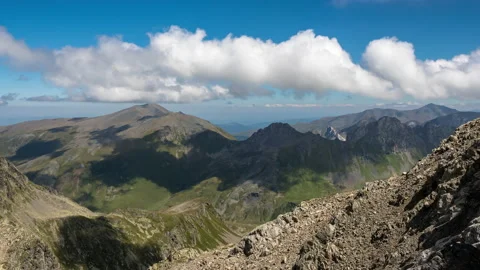 Clouds over the mountain valley Vídeo Stock 148364692
