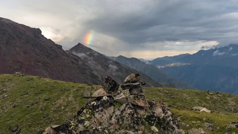 Clouds over the mountain valley with rainbow. Vídeo Stock 171155843