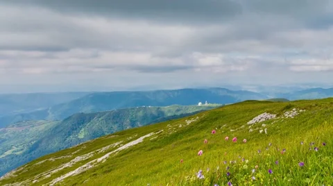 Clouds over the mountains. Vídeo Stock 52629182
