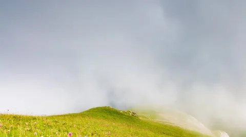 Clouds over the mountains. Vidéo 52629825