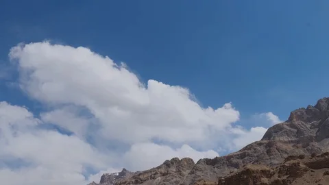 Clouds over the mountains Vidéo 121950335