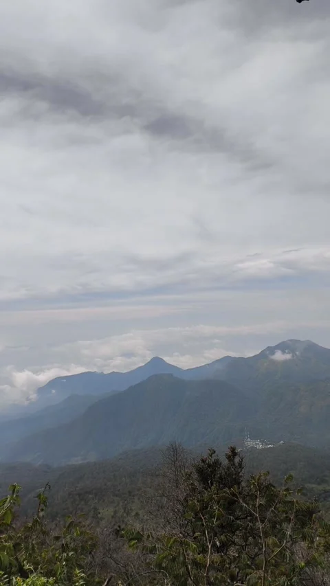 Clouds over the mountains 库存影片 333496729