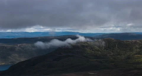 Clouds over mountains in Gros Morne National Park, Newfoundland Vídeo Stock 225393317