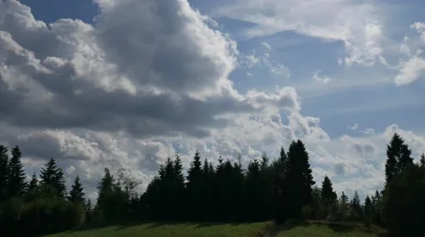 Clouds over the mountains timelapse Stockbeeldmateriaal 60991838