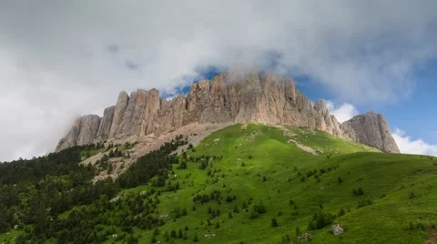 Clouds over the mountayn Big Thach. Vídeo Stock 52573172