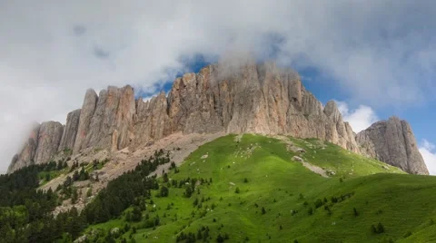 Clouds over the mountayn Big Thach. Stock-Footage 52573275