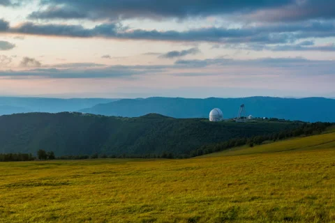 The clouds over the observatory in the mountains. Vidéo 52630973
