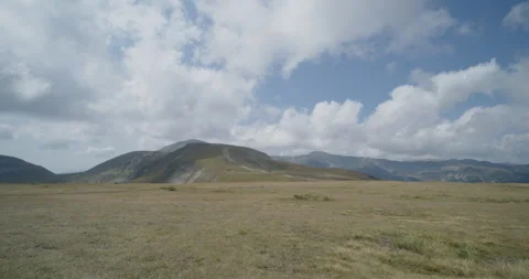 Clouds over peak of mountain Parang 4K 60fps video Vidéo 267496841