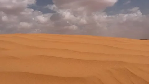 Clouds over Sahara desert dune, handheld footage 스톡 동영상 276681177