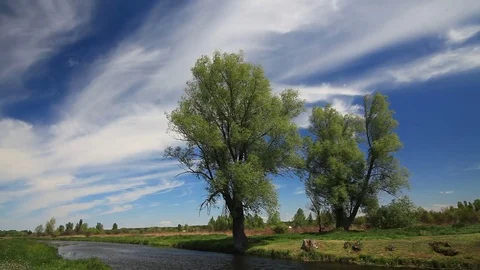 Clouds over the spring river in the afternoon 库存影片 78148029
