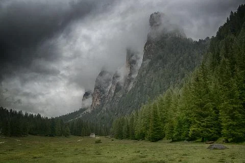 Clouds over the top of the mountains Foto stock