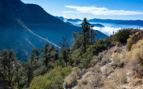Clouds over valleys in the Sierra Nevada Mountains, California, USA Stockfoto's