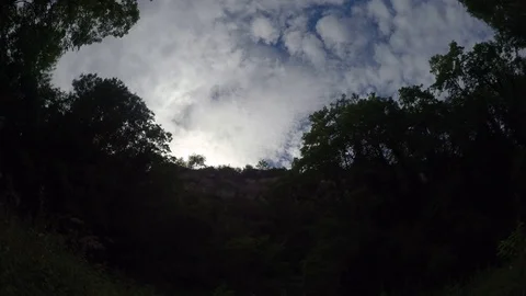 Clouds over a verdoyant cliff Video stock 78517386
