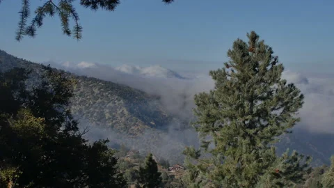 Clouds overlooking a mountain - 4k Stockbeeldmateriaal 142098870