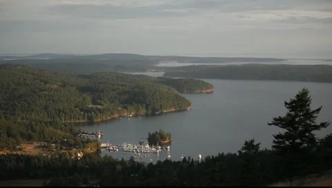 Clouds Pan down to Island Town Vídeos de archivo 10751072