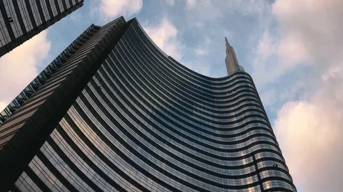 Clouds Pass Behind Unicredit Tower in Milan 動画素材 117272581
