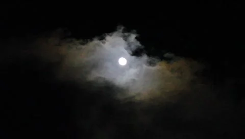 Clouds pass by the full moon (1/6) Vídeos de archivo 7905185