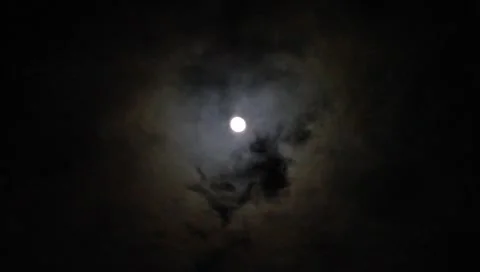 Clouds pass by the full moon (2/6) Vídeos de archivo 7905213