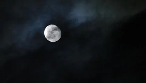 Clouds pass by the full moon (3/6) Vídeos de archivo 7905257