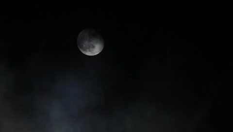 Clouds pass by the full moon (5/6) Vídeos de archivo 7905268