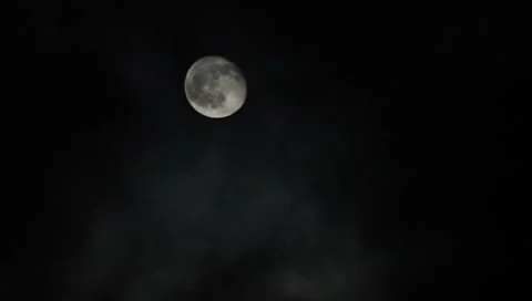 Clouds pass by the full moon (6/6) Vídeos de archivo 7905291