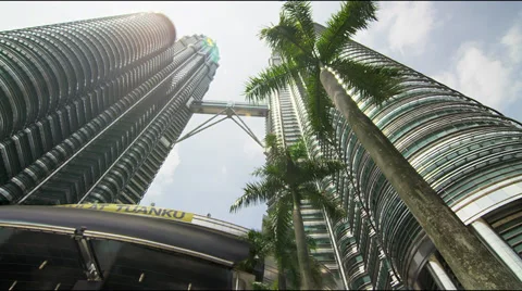 Clouds pass over Petronas Towers (Twin Towers) Video stock 34433668