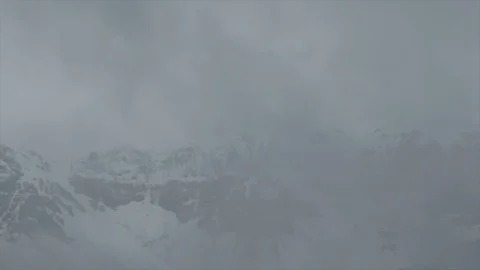 Clouds pass a snowey mountain Vidéo 89882743