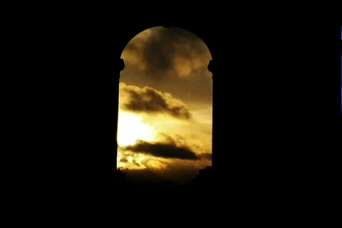 Clouds pass through the Arc de Triomphe Stock-Footage 110879