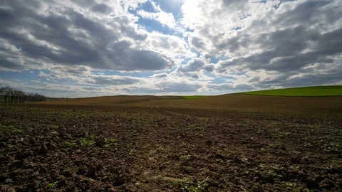 Clouds passing above rural fields in South Moravia, Czech Republic. Vidéo 129489182